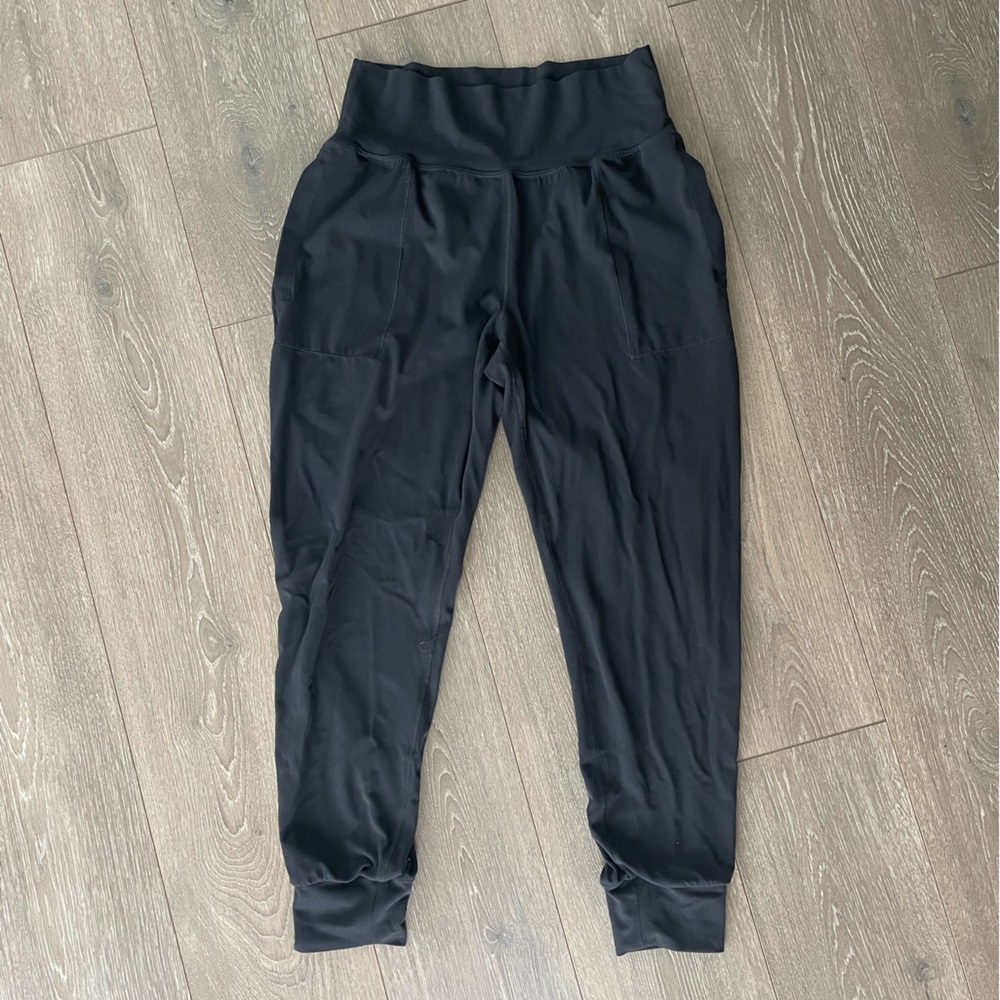 Women’s athleta salutation joggers. No piling. Like new. Black size medium